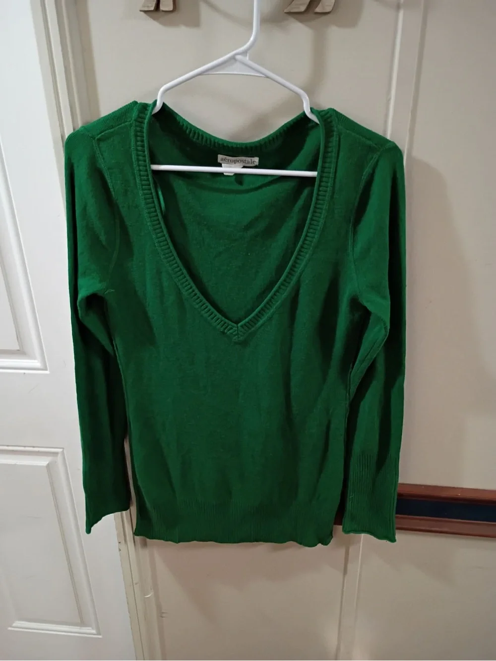 Aeropostale Women's Kelly Green V-Neck Sweater